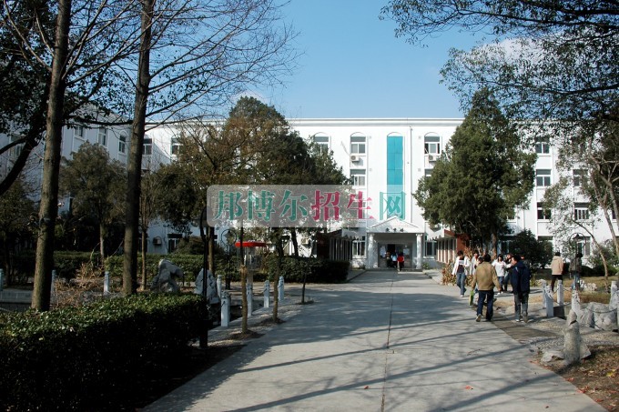上海工商職業(yè)技術(shù)學(xué)院招生辦聯(lián)系電話(huà)
