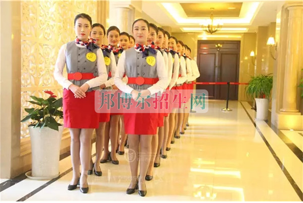 成都航空旅游職業(yè)學(xué)校開(kāi)啟新學(xué)期首場(chǎng)招聘，場(chǎng)面火爆美女如云