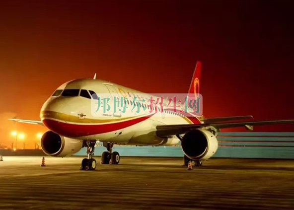 成都航空旅游職業(yè)學(xué)校開(kāi)啟新學(xué)期首場(chǎng)招聘，場(chǎng)面火爆美女如云