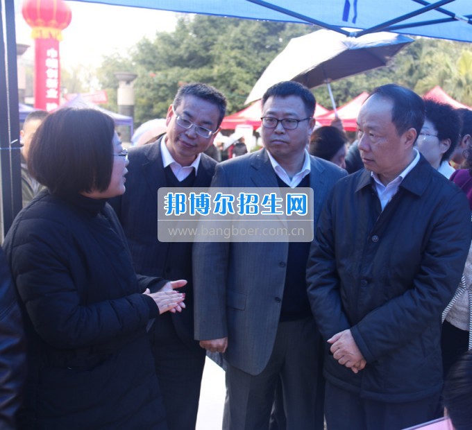 南充師范學(xué)?；ㄩ_(kāi)滿堂盛世春——南充師范歡慶“三八”節(jié)