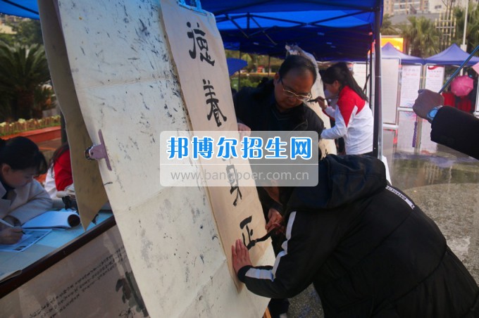 南充師范學(xué)?；ㄩ_(kāi)滿堂盛世春——南充師范歡慶“三八”節(jié)