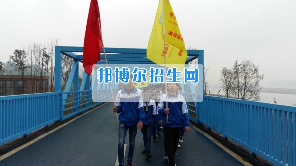 四川省宜賓市南溪區(qū)職業(yè)高級中學(xué)校舉行勵(lì)志環(huán)保拉練活動
