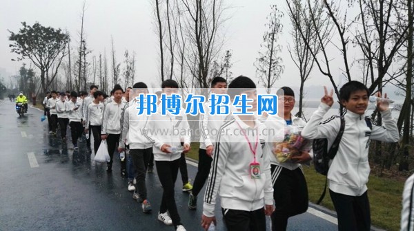 四川省宜賓市南溪區(qū)職業(yè)高級中學(xué)校舉行勵(lì)志環(huán)保拉練活動