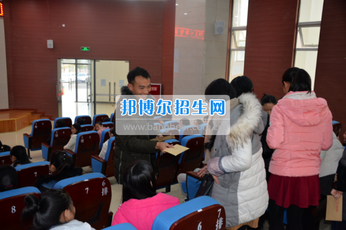 川南幼兒師范高等?？茖W(xué)校開展為困難學(xué)生送溫暖活動