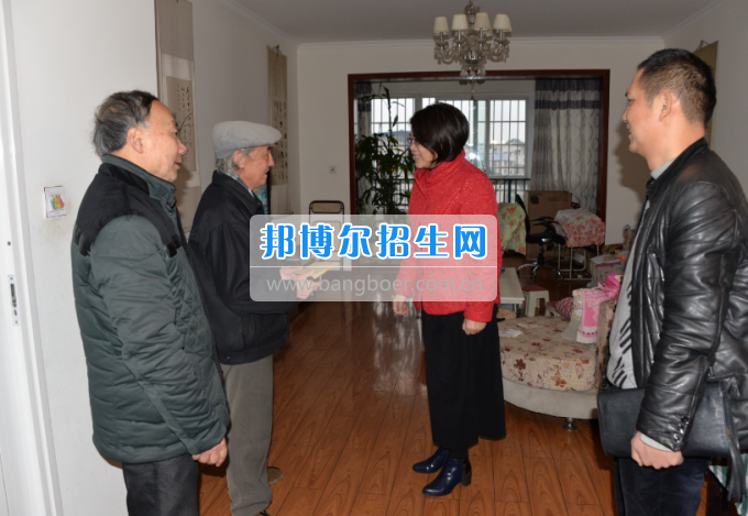 川南幼兒師范高等專科學校領(lǐng)導帶隊慰問生活困難教職工、老黨員和老干部