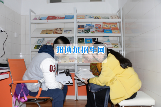 川南幼兒師范高等專科學(xué)校黨團(tuán)工作站、圖書(shū)漂流站在學(xué)生公寓正式運(yùn)行