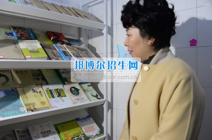 市委常委、宣傳部長潘梅到川南幼兒師范高等專科學(xué)校調(diào)研思想政治工作