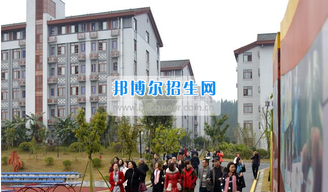 南充市建華職業(yè)中學(xué)開展“請進(jìn)來，走出去”校際交流活動(dòng)