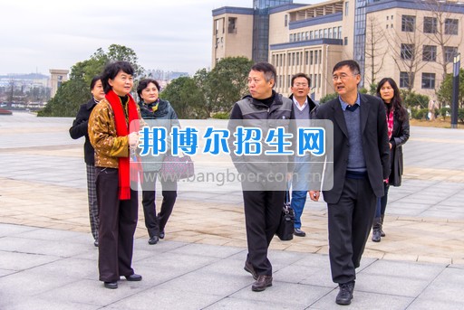 興義民族師范學(xué)院劉照惠校長(zhǎng)率隊(duì)到省屬高?？疾旌笄诠芾砉ぷ? width=