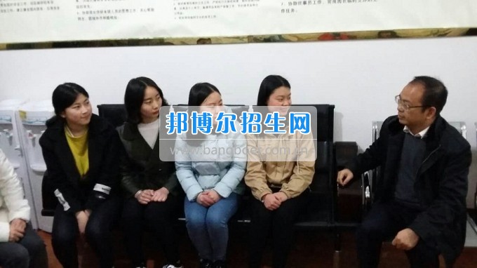 南充師范學(xué)校蔡禮儒校長赴高坪、嘉陵參加實習(xí)就業(yè)基地掛牌并看望實習(xí)生