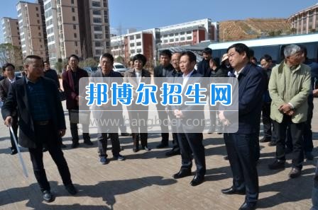 州委、州政府主要領(lǐng)導(dǎo)調(diào)研大理衛(wèi)校整體搬遷建設(shè)工作  2月10日下午，州委書記陳堅和州委副書記、州長楊健等領(lǐng)導(dǎo)蒞臨大理衛(wèi)校(大理護理職業(yè)學(xué)院)海東新校區(qū)，對學(xué)校整體搬遷項目建設(shè)情況進行實地調(diào)研，并在龍山國際會議中心主持召開推進大理衛(wèi)校(大理護理職業(yè)學(xué)院)整體搬遷建設(shè)專題會議。楊泓濤校長代表學(xué)校匯報了學(xué)校的工作情況，海開委、州衛(wèi)計委、州教育局、州財政局、州發(fā)改委、州委編辦、州人社局、州審計局等部門領(lǐng)導(dǎo)對大理衛(wèi)校(大理護理職業(yè)學(xué)院)整體搬遷建設(shè)情況進行了匯報說明。   會上,陳堅書記強調(diào),各主管部門要站在促進全州教育、衛(wèi)生事業(yè)發(fā)展的高度，加強協(xié)調(diào)聯(lián)動,幫助解決大理衛(wèi)校整體搬遷工作推進上的瓶頸問題,以高標(biāo)準(zhǔn)、嚴(yán)要求組織驗收和掃尾工作，保證施工安全、建筑安全及搬遷后的校園安全。楊健州長重申了實現(xiàn)整體搬遷的意義，并要求學(xué)校要在升格組建大理護理職業(yè)學(xué)院的同時，保留大理衛(wèi)校的牌子和教學(xué)優(yōu)勢，不斷提高辦學(xué)質(zhì)量，擴大辦學(xué)規(guī)模，為全州衛(wèi)生事業(yè)發(fā)展輸送更多優(yōu)質(zhì)人才。   此次調(diào)研和座談會充分體現(xiàn)了州委、州政府對于學(xué)校整體搬遷建設(shè)的高度重視，也為學(xué)校發(fā)展指明了方向。學(xué)校領(lǐng)導(dǎo)對州委、州政府長期以來對學(xué)校的關(guān)心和支持致以衷心的感謝，并表示將按照會議的相關(guān)要求，抓實各項搬遷準(zhǔn)備工作，確保按時完成搬遷辦學(xué)。多措并舉做好資金籌措和師資隊伍建設(shè)，齊心協(xié)力將大理衛(wèi)校(大理護理職業(yè)學(xué)院)打造成為一所具有特色的一流高等護理職業(yè)院校。