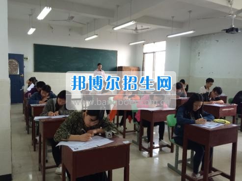 四川三河職業(yè)學院五年制轉錄考試工作圓滿結束  4月6日-7日，根據《四川三河職業(yè)學院2017年五年制轉錄考核方案》要求，2017年五年制轉錄考試在聯(lián)辦學校合江少岷職業(yè)技術學校張灣校區(qū)舉行，考試由教務處丁小林副處長組織，少岷職校有關領導共同配合開展，考試組織嚴密、紀律正常、圓滿完成了2017年五年制轉錄考試工作。