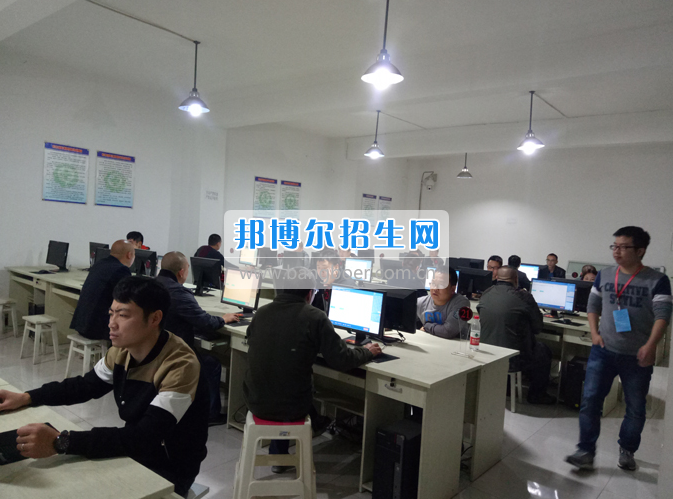 內(nèi)江市鐵路機(jī)械學(xué)校首期“特種設(shè)備、特種作業(yè)人員安全技術(shù)培訓(xùn)班”順利結(jié)業(yè)