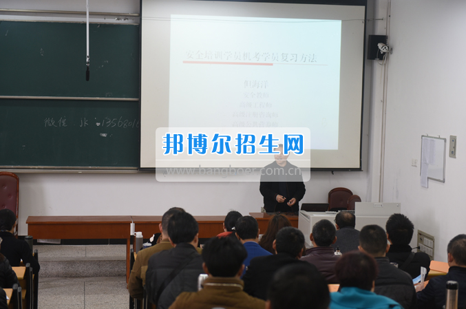 內(nèi)江市鐵路機(jī)械學(xué)校首期“特種設(shè)備、特種作業(yè)人員安全技術(shù)培訓(xùn)班”順利結(jié)業(yè)