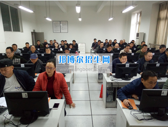 內(nèi)江市鐵路機(jī)械學(xué)校首期“特種設(shè)備、特種作業(yè)人員安全技術(shù)培訓(xùn)班”順利結(jié)業(yè)