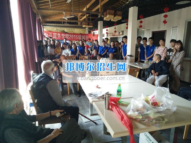 公共服務(wù)四川城市職業(yè)學(xué)院開展志愿服務(wù)活動 踐行社會主義核心價值觀  活動現(xiàn)場  四川城市職業(yè)學(xué)院訊(公共服務(wù)學(xué)院 馬李京)為了培養(yǎng)同學(xué)們的敬老意識，踐行社會主義核心價值觀，近日，公共服務(wù)學(xué)院15級城軌12班的同學(xué)們來到了位于龍泉驛區(qū)的啟陽養(yǎng)老中心，開展以“濃濃端午情，顆顆敬老心”為主題的端午節(jié)志愿服務(wù)活動。  剛到養(yǎng)老院門口，在養(yǎng)老院工作的阿姨就熱情地開門接同學(xué)們進去。這是同學(xué)們第二次來到啟陽養(yǎng)老院了，對院內(nèi)的一些基本情況有了大概的了解，完全沒有第一次的生疏緊張。在和負責(zé)人溝通之后,同學(xué)們分為幾個小組，分別和老人們聊天談心,和他們一起散步,看他們寫書法、講笑話,給他們分發(fā)帶去的粽子等禮品。雖然這些都是小事，但是同學(xué)們都一絲不茍地對待，盡自己最大的努力。小組分頭行動完成之后，同學(xué)們將老人聚在一起，給他們帶來了精心準備的節(jié)目。最后，同學(xué)們依依不舍地道別，并與啟陽養(yǎng)老中心的全體老人和護工們合影留念。  這次活動結(jié)束了，但是同學(xué)們的熱情沒有消褪。同學(xué)們紛紛表示以后還要常來這里看看，不光是聊天解悶，還要多幫養(yǎng)老院的叔叔阿姨做些事情，減少他們的工作量。同學(xué)們都祝愿養(yǎng)老院的爺爺奶奶擁有一個快樂的晚年。這次志愿活動不僅為老人送去了溫暖，讓他們度過一個歡樂的節(jié)日，增強了同學(xué)們的敬老意識，同時也傳遞了正能量，發(fā)揚了中華名族敬老愛老的傳統(tǒng)美德，形成關(guān)注老人、人人敬老愛老的社會氛圍。