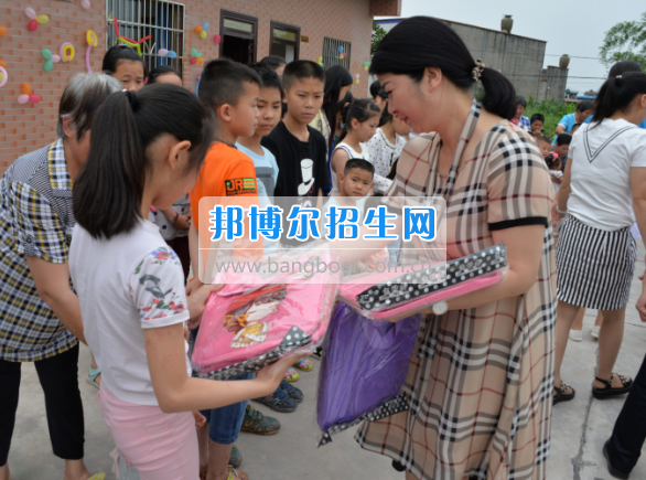川南幼兒師范高等?？茖W(xué)校在前進(jìn)村留守兒童之家舉行慶“六一“活動(dòng)