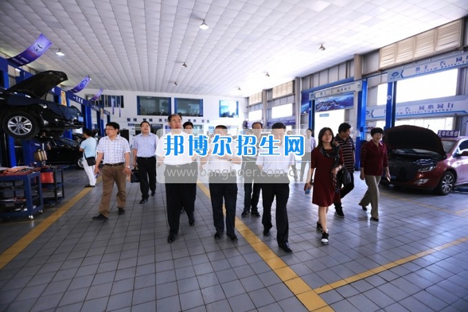 沈陽(yáng)職業(yè)技術(shù)學(xué)院院長(zhǎng)劉樹(shù)敏、濰坊工程職業(yè)學(xué)院院長(zhǎng)高立伯一行來(lái)四川工程職業(yè)技術(shù)學(xué)院考察交流