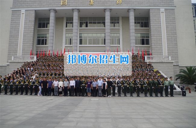 四川管理職業(yè)學院國旗隊參加四川省高校國旗護衛(wèi)隊會操交流活動  為慶祝中國人民解放軍建軍90周年，推進西南地區(qū)高校國旗文化的發(fā)展，持續(xù)發(fā)揮升旗儀式的教育引導作用，深化愛國主義教育，5月20日，我院國旗隊應邀參加了由四川大學錦城學院發(fā)起的會操交流活動。  全省28所高校的國旗護衛(wèi)隊，近千名國旗手齊聚一堂。在莊嚴的升旗儀式后，活動進入會操展示環(huán)節(jié)。我院國旗隊邁著整齊劃一的步伐走過主席臺，展示出了優(yōu)秀的訓練水平和昂揚的精神風貌。當天下午，在四川大學錦城學院大禮堂舉行了“以我火紅青春、譜寫國旗禮贊”大學生升旗手文藝匯演。我院代表隊以優(yōu)雅的舞姿展現了大學生青春的風采。表達了對祖國與學院的炙熱情感和嚴于律己的學習態(tài)度。  此次會操交流活動，加強了省內各高校國旗護衛(wèi)隊間的聯(lián)系，弘揚了愛國、愛旗、護旗的精神，獲得了寶貴的經驗，明確了努力的方向。我院國旗隊的隊員們紛紛表示：要肩負起捍衛(wèi)國旗尊嚴、宣傳國旗文化的神圣使命!