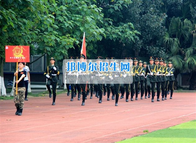 四川管理職業(yè)學院國旗隊參加四川省高校國旗護衛(wèi)隊會操交流活動  為慶祝中國人民解放軍建軍90周年，推進西南地區(qū)高校國旗文化的發(fā)展，持續(xù)發(fā)揮升旗儀式的教育引導作用，深化愛國主義教育，5月20日，我院國旗隊應邀參加了由四川大學錦城學院發(fā)起的會操交流活動。  全省28所高校的國旗護衛(wèi)隊，近千名國旗手齊聚一堂。在莊嚴的升旗儀式后，活動進入會操展示環(huán)節(jié)。我院國旗隊邁著整齊劃一的步伐走過主席臺，展示出了優(yōu)秀的訓練水平和昂揚的精神風貌。當天下午，在四川大學錦城學院大禮堂舉行了“以我火紅青春、譜寫國旗禮贊”大學生升旗手文藝匯演。我院代表隊以優(yōu)雅的舞姿展現了大學生青春的風采。表達了對祖國與學院的炙熱情感和嚴于律己的學習態(tài)度。  此次會操交流活動，加強了省內各高校國旗護衛(wèi)隊間的聯(lián)系，弘揚了愛國、愛旗、護旗的精神，獲得了寶貴的經驗，明確了努力的方向。我院國旗隊的隊員們紛紛表示：要肩負起捍衛(wèi)國旗尊嚴、宣傳國旗文化的神圣使命!