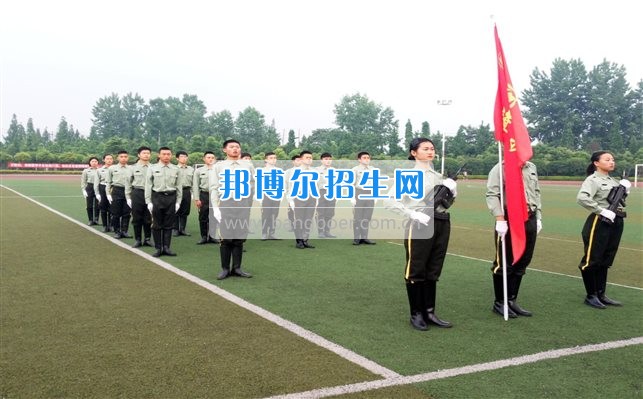 四川管理職業(yè)學院國旗隊參加四川省高校國旗護衛(wèi)隊會操交流活動  為慶祝中國人民解放軍建軍90周年，推進西南地區(qū)高校國旗文化的發(fā)展，持續(xù)發(fā)揮升旗儀式的教育引導作用，深化愛國主義教育，5月20日，我院國旗隊應邀參加了由四川大學錦城學院發(fā)起的會操交流活動。  全省28所高校的國旗護衛(wèi)隊，近千名國旗手齊聚一堂。在莊嚴的升旗儀式后，活動進入會操展示環(huán)節(jié)。我院國旗隊邁著整齊劃一的步伐走過主席臺，展示出了優(yōu)秀的訓練水平和昂揚的精神風貌。當天下午，在四川大學錦城學院大禮堂舉行了“以我火紅青春、譜寫國旗禮贊”大學生升旗手文藝匯演。我院代表隊以優(yōu)雅的舞姿展現了大學生青春的風采。表達了對祖國與學院的炙熱情感和嚴于律己的學習態(tài)度。  此次會操交流活動，加強了省內各高校國旗護衛(wèi)隊間的聯(lián)系，弘揚了愛國、愛旗、護旗的精神，獲得了寶貴的經驗，明確了努力的方向。我院國旗隊的隊員們紛紛表示：要肩負起捍衛(wèi)國旗尊嚴、宣傳國旗文化的神圣使命!