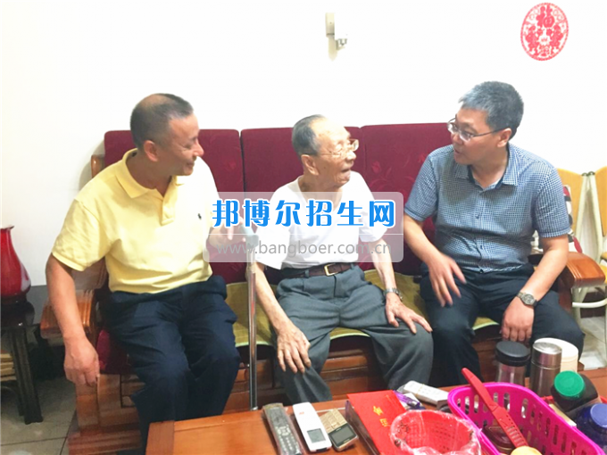 成都中醫(yī)藥大學領(lǐng)導走訪慰問老黨員、困難黨員和群眾代表