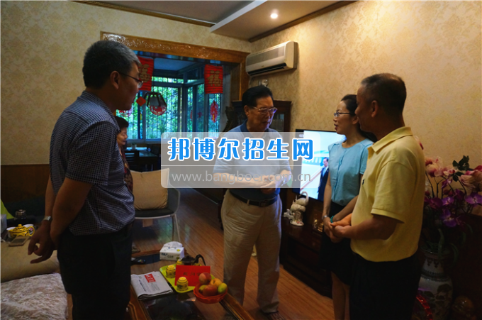 成都中醫(yī)藥大學領(lǐng)導走訪慰問老黨員、困難黨員和群眾代表