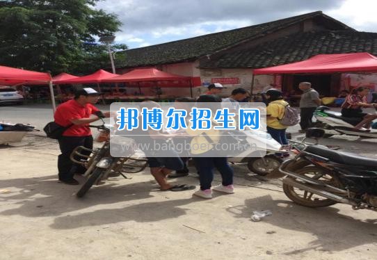 貴州大學科技學院暑期社會實踐服務團好花紅分隊深入九門村、金田村、好花紅村開展禁毒防艾宣傳