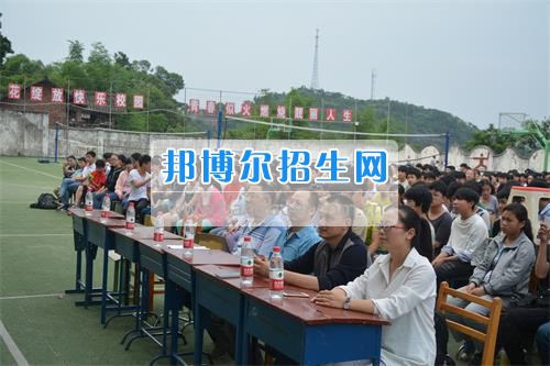 　　我校隆重舉行2017年預(yù)備班學(xué)生“各展所長，揚帆起航”文藝匯演  　　為了豐富同學(xué)們的課余生活，提高同學(xué)們的文藝素養(yǎng)，增強班級間的凝聚力和親和力。6月2日晚，我校在球類運動場舉辦了預(yù)備班“各展所長，揚帆起航”學(xué)生文藝匯演，全體預(yù)備班學(xué)生和職高部學(xué)生共800多名以及20多名教職工觀看了演出。  　　此次文藝匯演的節(jié)目內(nèi)容形式多樣、內(nèi)容豐富，激情的開場舞——《GOODBOY》中拉開了帷幕，伴隨著一陣陣掌聲，歌舞、小品、朗誦、相聲等精心準(zhǔn)備的22個精彩的節(jié)目為觀眾呈現(xiàn)了一道豐富的視聽盛宴，最后全體師生齊唱的《難忘今宵》把本場文藝匯演推向了高潮，掌聲和歡呼聲此起彼伏，臺上臺下成了一片激情四溢的海洋，本場文藝匯演畫上了圓滿的句號。  　　此次文藝匯演演出的成功舉辦，充分彰顯了我校預(yù)備班學(xué)生的個性，讓預(yù)備班學(xué)生充分感受到育才職高的魅力。