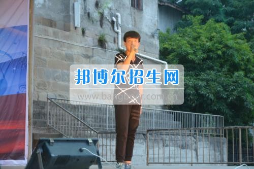 　　我校隆重舉行2017年預(yù)備班學(xué)生“各展所長，揚帆起航”文藝匯演  　　為了豐富同學(xué)們的課余生活，提高同學(xué)們的文藝素養(yǎng)，增強班級間的凝聚力和親和力。6月2日晚，我校在球類運動場舉辦了預(yù)備班“各展所長，揚帆起航”學(xué)生文藝匯演，全體預(yù)備班學(xué)生和職高部學(xué)生共800多名以及20多名教職工觀看了演出。  　　此次文藝匯演的節(jié)目內(nèi)容形式多樣、內(nèi)容豐富，激情的開場舞——《GOODBOY》中拉開了帷幕，伴隨著一陣陣掌聲，歌舞、小品、朗誦、相聲等精心準(zhǔn)備的22個精彩的節(jié)目為觀眾呈現(xiàn)了一道豐富的視聽盛宴，最后全體師生齊唱的《難忘今宵》把本場文藝匯演推向了高潮，掌聲和歡呼聲此起彼伏，臺上臺下成了一片激情四溢的海洋，本場文藝匯演畫上了圓滿的句號。  　　此次文藝匯演演出的成功舉辦，充分彰顯了我校預(yù)備班學(xué)生的個性，讓預(yù)備班學(xué)生充分感受到育才職高的魅力。