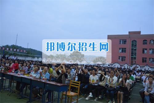　　我校隆重舉行2017年預(yù)備班學(xué)生“各展所長，揚帆起航”文藝匯演  　　為了豐富同學(xué)們的課余生活，提高同學(xué)們的文藝素養(yǎng)，增強班級間的凝聚力和親和力。6月2日晚，我校在球類運動場舉辦了預(yù)備班“各展所長，揚帆起航”學(xué)生文藝匯演，全體預(yù)備班學(xué)生和職高部學(xué)生共800多名以及20多名教職工觀看了演出。  　　此次文藝匯演的節(jié)目內(nèi)容形式多樣、內(nèi)容豐富，激情的開場舞——《GOODBOY》中拉開了帷幕，伴隨著一陣陣掌聲，歌舞、小品、朗誦、相聲等精心準(zhǔn)備的22個精彩的節(jié)目為觀眾呈現(xiàn)了一道豐富的視聽盛宴，最后全體師生齊唱的《難忘今宵》把本場文藝匯演推向了高潮，掌聲和歡呼聲此起彼伏，臺上臺下成了一片激情四溢的海洋，本場文藝匯演畫上了圓滿的句號。  　　此次文藝匯演演出的成功舉辦，充分彰顯了我校預(yù)備班學(xué)生的個性，讓預(yù)備班學(xué)生充分感受到育才職高的魅力。