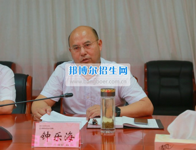 市委機(jī)構(gòu)編制委員會(huì)辦公室主任淳道懷一行來綿陽(yáng)市信息科技學(xué)校開展機(jī)構(gòu)編制工作調(diào)研