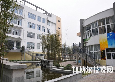 成都汽車職業(yè)技術(shù)學(xué)校2020年報名條件、招生要求、招生對象
