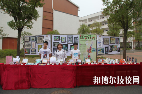 學(xué)校的選擇與報(bào)考是雙向的，不光學(xué)生會(huì)選擇一所優(yōu)秀的學(xué)校報(bào)考，學(xué)校也會(huì)選擇優(yōu)質(zhì)的學(xué)生進(jìn)行錄取，讓自己的辦學(xué)更上一層樓。因此在報(bào)考前，同學(xué)們很有必要去了解一下學(xué)校的招生要求以及報(bào)名條件。下面就和小編一起來(lái)看看井岡山應(yīng)用科技學(xué)校的招生要求吧。  井岡山應(yīng)用科技學(xué)校招生對(duì)象：應(yīng)屆初中畢業(yè)生。  井岡山應(yīng)用科技學(xué)校 1.中考準(zhǔn)考證:  2.戶(hù)口本前頁(yè)及學(xué)生個(gè)人戶(hù)口頁(yè)復(fù)印件:  3.初中畢業(yè)證復(fù)印件:  4.其它享受?chē)?guó)家資助的證件。低保、殘疾等證件:  井岡山應(yīng)用科技學(xué)校簡(jiǎn)介 江西省井岡山應(yīng)用科技學(xué)校前身為江西省吉安農(nóng)業(yè)學(xué)校，創(chuàng)辦于1951年10月，是一所全日制普通中等專(zhuān)業(yè)學(xué)校，隸屬于吉安市農(nóng)業(yè)局。2004年4月經(jīng)江西省人民政府批準(zhǔn)，更名為江西省井岡山應(yīng)用科技學(xué)校，2009年12月經(jīng)市教育局批準(zhǔn)，增掛吉安農(nóng)業(yè)學(xué)校校牌，實(shí)行兩塊牌子一套班子。學(xué)校位于吉安市旅游風(fēng)景區(qū)----青原山，校園占地面積180畝，建筑面積7萬(wàn)余平方米，環(huán)境優(yōu)美，是一所花園式學(xué)?！，F(xiàn)有教職工245人，其中專(zhuān)兼職教師236人，現(xiàn)有在校學(xué)生4078人。  小編總結(jié) 不知道小伙伴們滿(mǎn)足以上要求了嗎?對(duì)于想要報(bào)考井岡山應(yīng)用科技學(xué)校的同學(xué)來(lái)說(shuō)，滿(mǎn)足招生要求只是報(bào)考的第一步哦!要確定自己會(huì)不會(huì)被錄取，就還需要對(duì)學(xué)校的錄取分?jǐn)?shù)線做好了解，歡迎大家前往邦博爾技校網(wǎng)進(jìn)行分?jǐn)?shù)線的咨詢(xún)。