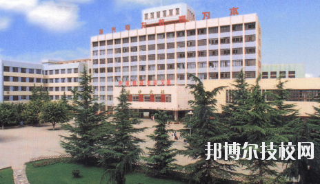 知道一所學校的名字，但是最基本的學校簡介是必須了解的，選學校不能初心，畢竟是關(guān)系到自己的將來。以下是小編整理的蘭州電力學校介紹。  蘭州電力學校層次：中專  蘭州電力學校性質(zhì)：公辦  蘭州電力學校地址：蘭州市安寧區(qū)萬新北路  蘭州電力學校介紹 蘭州電力學校坐落于蘭州安寧區(qū)，環(huán)境優(yōu)美，教學設(shè)施齊全。蘭州電力學校、甘肅電業(yè)職工中等專業(yè)學校、甘肅電力繼續(xù)教育中心三塊牌子，一套機構(gòu)，分署辦公，甘肅電力黨校掛靠在學校。  十幾年來，蘭州電力學校先后招收國家任務(wù)生、社會委培生、市場調(diào)節(jié)生等類學生，為社會和系統(tǒng)培養(yǎng)畢業(yè)生3104名，為甘肅電力系統(tǒng)和農(nóng)電系統(tǒng)培訓學員近16000人。 經(jīng)過十幾年、尤其是90年代中后期的迅速發(fā)展，學校已經(jīng)成為甘肅省中專學校的佼佼者，建有一座中型實習工廠，有計算機多媒體教室、電子閱覽室等18個實驗室和校園計算機網(wǎng)絡(luò)。學校曾經(jīng)和現(xiàn)設(shè)置的專業(yè)有發(fā)電廠及電力系統(tǒng)、電廠熱能動力設(shè)備、電廠化學、建筑工程估價、用電管理、計算機應(yīng)用、財務(wù)會計、城鎮(zhèn)供用電、農(nóng)村供用電、制冷與空調(diào)安裝、電力營銷、電氣技術(shù)、電子電器、輸配電線路施工檢修與運行、水利水電工程技術(shù)、文化藝術(shù)等近二十個專業(yè)。學制有大中專二年半、在職中專三年、普通中專四年和