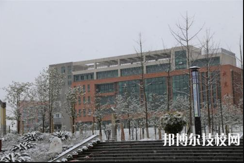 重慶榮昌職業(yè)教育中心2020年報名條件、招生要求、招生對象