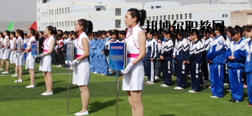 升學(xué)都是選拔性的考試，所以對(duì)同學(xué)們都有分?jǐn)?shù)要求是很正常的，而初中升學(xué)又分為高中和普通中職學(xué)校，而這兩個(gè)之間的錄取都是不一樣的，在分?jǐn)?shù)上面的要求區(qū)別比較大，那么，白銀工業(yè)學(xué)校招生錄取分?jǐn)?shù)線是多少呢?接下來(lái)就為同學(xué)們整理一下。  白銀工業(yè)學(xué)校錄取分?jǐn)?shù)線 白銀市普高錄取分?jǐn)?shù)線：460分  白銀工業(yè)學(xué)校拓展閱讀 學(xué)校擁有一支學(xué)歷層次高、專(zhuān)業(yè)水平強(qiáng)、敬業(yè)愛(ài)崗、專(zhuān)兼結(jié)合、充滿(mǎn)活力的高素質(zhì)教師隊(duì)伍，學(xué)?，F(xiàn)有專(zhuān)兼結(jié)合的教師近200人。其中，研究生學(xué)歷11人，本科學(xué)歷89人，學(xué)歷合格率達(dá)92%以上;有高級(jí)職稱(chēng)25人，中級(jí)職稱(chēng)76人;基礎(chǔ)課教師48人，專(zhuān)業(yè)課教師67人，實(shí)習(xí)指導(dǎo)教師33人，雙師型教師占16人。教師的學(xué)歷、職稱(chēng)結(jié)構(gòu)合理，完全能滿(mǎn)足學(xué)校的教學(xué)、實(shí)習(xí)實(shí)訓(xùn)需要。  學(xué)校擁有十一個(gè)專(zhuān)業(yè)實(shí)訓(xùn)室。即電子電工實(shí)訓(xùn)室、建筑材料實(shí)訓(xùn)室、機(jī)電一體化實(shí)訓(xùn)室、電焊實(shí)訓(xùn)室、電器維修實(shí)訓(xùn)室、電鋼琴實(shí)驗(yàn)實(shí)訓(xùn)室、金工實(shí)訓(xùn)室、模具數(shù)控實(shí)訓(xùn)室、CID制圖室、中高級(jí)電工考核室、銑工實(shí)訓(xùn)室。擁有四大實(shí)驗(yàn)室，即化工實(shí)驗(yàn)室、物理實(shí)驗(yàn)室、財(cái)會(huì)模擬實(shí)驗(yàn)室、語(yǔ)音實(shí)驗(yàn)室。擁有六個(gè)微機(jī)室，多媒體教室、電教室等現(xiàn)代化教學(xué)設(shè)施。并建成校園網(wǎng)及遠(yuǎn)程教育網(wǎng)。學(xué)校將于5月份開(kāi)工興建的實(shí)訓(xùn)樓建成后，將進(jìn)一步改善實(shí)訓(xùn)條件。學(xué)校分南北兩個(gè)校區(qū)，占地面積500余畝，校舍建筑面積66000平方米。  上文，就是小編為同學(xué)們整理的關(guān)于白銀工業(yè)學(xué)校所在地的普高錄取分?jǐn)?shù)線，同學(xué)們可以通過(guò)這個(gè)分?jǐn)?shù)線來(lái)分析自己現(xiàn)在的一個(gè)成績(jī)，能夠上高中的話(huà)及盡量的上高中。