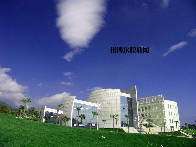 來鳳中等職業(yè)技術學校2020年報名條件、招生要求、招生對象