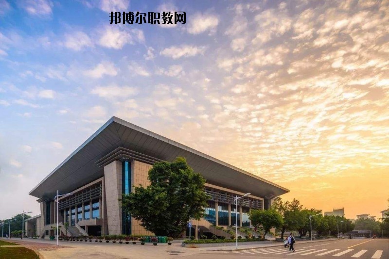 咸寧生物機(jī)電工程學(xué)校2020年報名條件、招生要求、招生對象