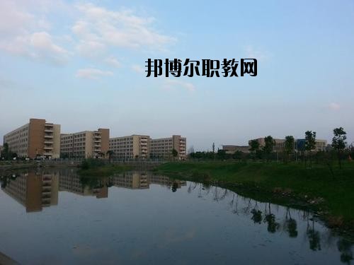 內(nèi)江鐵路機(jī)械學(xué)校2020年報(bào)名條件、招生要求、招生對(duì)象