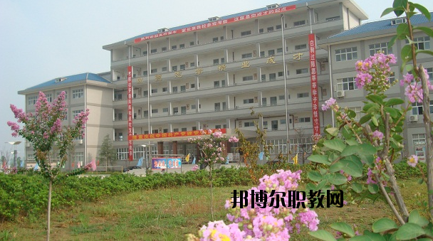 鄂州經(jīng)貿(mào)學(xué)校2020年報名條件、招生要求、招生對象