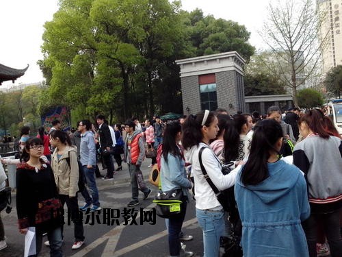 成都國演藝術(shù)學(xué)校2020年報(bào)名條件、招生要求、招生對象