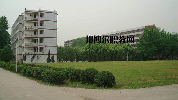 四川省工業(yè)貿(mào)易學(xué)校2020年報(bào)名條件、招生要求、招生對(duì)象