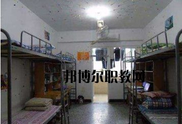 不同的同學(xué)對學(xué)校的宿舍期待是不一樣的。有的同學(xué)希望宿舍有空調(diào)，有的同學(xué)認(rèn)為這并不重要。有的同學(xué)希望寢室有書桌等供自己學(xué)習(xí)的條件，而有的同學(xué)則認(rèn)為寢室只是用來休息的。一千個人的眼中有一千個哈姆雷特，在對一件事情進(jìn)行考評的時候，同學(xué)們可以結(jié)合自己的實際需要來看，而非人云亦云。  定南中等專業(yè)學(xué)校宿舍條件 學(xué)校宿舍算是比較不錯的了，生活設(shè)施齊全，可以滿足同學(xué)們的大部分需求，配有衛(wèi)生間、空調(diào)、熱水等設(shè)施，通風(fēng)、采光條件也較好。  定南中等專業(yè)學(xué)校辦學(xué)條件 定南中等專業(yè)學(xué)校地處贛粵門戶——定南，建辦于1958年，占地面積135畝，校舍建筑面積2.5萬平方米，辦學(xué)規(guī)?？扇菁{近2000人使用。學(xué)校師資力量雄厚，擁有高級職稱以上教師若干人。  定南中等專業(yè)學(xué)校概況 定南中專是我縣唯一一所培養(yǎng)技能型人才的中等專業(yè)學(xué)校，現(xiàn)開設(shè)了學(xué)前教育、電子技術(shù)應(yīng)用、模具制造技術(shù)、汽車運用與維修、“三校生”高考、旅游服務(wù)與管理等六大特色專業(yè)。學(xué)校各專業(yè)設(shè)備先進(jìn)，現(xiàn)有現(xiàn)代化汽車二級維護(hù)、幼兒情境模擬、電子電拖、模具制造、程序控制等29間實訓(xùn)教室，擁有紙質(zhì)藏書近10萬冊，電子藏書超過20萬冊，所有教室裝備了錄播一體、信息化教學(xué)設(shè)備，實現(xiàn)了校園智慧化管理。  小編總結(jié) 看過學(xué)校的宿舍條件以后，不知道大家覺得定南中等專業(yè)學(xué)校的宿舍是否滿足了自己的預(yù)期呢?我們可以了解到，這所學(xué)校的宿舍算是比較不錯的了，生活設(shè)施齊全，可以滿足同學(xué)們的大部分需求，配有衛(wèi)生間、空調(diào)、熱水等設(shè)施，通風(fēng)、采光條件也較好。