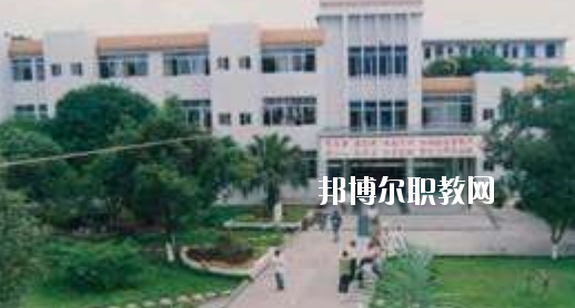 柳州市衛(wèi)生學(xué)校2020年報(bào)名條件、招生要求、招生對(duì)象 
