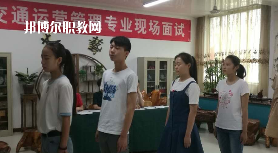 問：蘭州紅古區(qū)職教中心怎么樣、好不好?  答：紅古區(qū)職業(yè)教育中心是一所以培養(yǎng)實用技術(shù)人才為特點(diǎn)的公辦學(xué)校，地處蘭州市紅古區(qū)政府所在地海石灣。中心始終堅持以服務(wù)為宗旨，以就業(yè)為導(dǎo)向的辦學(xué)方針，面向市場開辦專業(yè)。學(xué)校擁有設(shè)施先進(jìn)、配備精良的汽修、鉗工、電子、鋼琴、舞蹈、美術(shù)、計算機(jī)等實訓(xùn)室。近年來學(xué)校教育教學(xué)質(zhì)量穩(wěn)步提高,連續(xù)三年獲得蘭州市中職學(xué)校教育教學(xué)質(zhì)暈優(yōu)秀獎。  蘭州紅古區(qū)職教中心升學(xué) 我校分別與蘭州職業(yè)技術(shù)學(xué)院、白銀礦治職業(yè)技術(shù)學(xué)院、甘肅林業(yè)職業(yè)技術(shù)學(xué)院、平?jīng)雎殬I(yè)技術(shù)學(xué)院、甘肅畜牧工程職業(yè)技術(shù)學(xué)院簽訂了中高職一體化聯(lián)合辦學(xué)協(xié)議，學(xué)生在校學(xué)習(xí)兩年，參加高校轉(zhuǎn)段測試，成績合格升入聯(lián)辦高校學(xué)習(xí)三年，畢業(yè)后發(fā)放國家承認(rèn)(統(tǒng)招)的畢業(yè)證書。  蘭州紅古區(qū)職教中心設(shè)施 設(shè)有計算機(jī)實訓(xùn)室3個，共計計算機(jī)百余臺，開通了校園網(wǎng)、電信光纖接入互聯(lián)網(wǎng)，并建成了獨(dú)立域名的校園網(wǎng)站。學(xué)習(xí)有普通機(jī)床車間、數(shù)控實訓(xùn)室、車工實訓(xùn)室、電子電工實訓(xùn)室、家電整機(jī)實訓(xùn)室、器材室，兩個面積130平方米的舞蹈實訓(xùn)室和兩個美術(shù)創(chuàng)作室。  蘭州紅古區(qū)職教中心拓展閱讀 為了使職業(yè)教育穩(wěn)步發(fā)展，學(xué)校實行了“校校合作”、“校企合作”、“工學(xué)結(jié)合”的辦學(xué)模式，在經(jīng)濟(jì)發(fā)達(dá)地區(qū)全力打造就業(yè)實習(xí)基地，安排畢業(yè)生在上海、南京、安徽、蘇州等地區(qū)就業(yè)。為了培養(yǎng)學(xué)生的就業(yè)能力，開展了學(xué)生以社會實踐為主，旨在增強(qiáng)學(xué)生提前了解企業(yè)生產(chǎn)、管理、工作強(qiáng)度等為內(nèi)容的“工學(xué)結(jié)合”活動，收到了良好的效果。“工學(xué)結(jié)合”實踐活動解決了困難家庭學(xué)生上學(xué)難的問題。  在學(xué)校的時光是很有限的，你要懂得珍惜。不僅僅在學(xué)業(yè)上有所提升，也要不斷的提升個人的魅力，社會是一個需要有能力有遠(yuǎn)見人才的體系，如果你有目標(biāo)和理想，也會更加的有學(xué)習(xí)的動力，對企業(yè)來說，有主見的人才更受人歡迎。