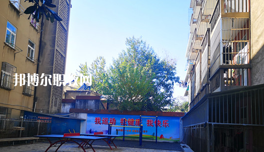 在對(duì)這所學(xué)校進(jìn)行判斷以后，才會(huì)知道不同學(xué)校之間所公布的各方面情況都是不同的，而這些信息也是需要學(xué)生自己去進(jìn)行判斷的，當(dāng)然了其中有關(guān)于學(xué)校的住宿環(huán)境也是需要被學(xué)生所了解的，畢竟這是每個(gè)學(xué)生在學(xué)校的住宿情況。  蕪湖職業(yè)技術(shù)學(xué)院附屬中等職業(yè)學(xué)校住宿條件 學(xué)生宿舍實(shí)行四人間公寓化、封閉式管理，并配有校園公共浴室、住宿條件不錯(cuò)，給學(xué)生提供了一個(gè)舒適、安全的學(xué)習(xí)和生活環(huán)境。  蕪湖職業(yè)技術(shù)學(xué)院附屬中等職業(yè)學(xué)校辦學(xué)條件 學(xué)校坐落在美麗的鏡湖公園和九蓮塘公園中間，是市中心唯一的一所公辦職業(yè)學(xué)校，交通便利，環(huán)境優(yōu)美，生活方便。學(xué)校本著對(duì)教育教學(xué)質(zhì)量和學(xué)生負(fù)責(zé)的態(tài)度，劃定最低錄取線。住校生宿舍條件優(yōu)越，實(shí)行公寓化、封閉式管理。學(xué)校教學(xué)設(shè)備齊全，多媒體電教室、多功能活動(dòng)廳、計(jì)算機(jī)組裝實(shí)驗(yàn)室、數(shù)字化動(dòng)漫實(shí)驗(yàn)室、語言實(shí)驗(yàn)室、實(shí)訓(xùn)賓館、與學(xué)院聯(lián)網(wǎng)的校園網(wǎng)及學(xué)院擁有的實(shí)驗(yàn)實(shí)訓(xùn)室等，為學(xué)生提升動(dòng)手能力、開拓視野創(chuàng)造了得天獨(dú)厚的條件。  蕪湖職業(yè)技術(shù)學(xué)院附屬中等職業(yè)學(xué)校師資力量 近幾年我校一批優(yōu)秀教師、教壇新星脫穎而出，多人次獲國家、省、市一等獎(jiǎng)項(xiàng)。我?，F(xiàn)有正教授一名，省級(jí)特級(jí)教師一名(同類學(xué)校唯一)，高中級(jí)教師若干。學(xué)校聘請蕪湖職業(yè)技術(shù)學(xué)院專家教授組成教學(xué)督導(dǎo)組實(shí)施教學(xué)督導(dǎo)，對(duì)備課、上課等教學(xué)環(huán)節(jié)進(jìn)行全程質(zhì)量評(píng)估，以督導(dǎo)促教學(xué)、以督導(dǎo)促創(chuàng)新、以督導(dǎo)促規(guī)范，使學(xué)生學(xué)有所成。我校教學(xué)計(jì)劃和課程設(shè)置是由學(xué)院、附校、用人單位、專業(yè)領(lǐng)域?qū)＜宜姆絽⑴c研發(fā)。已形成：頂層設(shè)計(jì)、分層教學(xué)、工學(xué)結(jié)合、系統(tǒng)培養(yǎng)的獨(dú)特教學(xué)模式。嚴(yán)把教學(xué)標(biāo)準(zhǔn)和畢業(yè)生質(zhì)量標(biāo)準(zhǔn)兩個(gè)關(guān)口。  以上所介紹的信息便是有關(guān)于蕪湖職業(yè)技術(shù)學(xué)院附屬中等職業(yè)學(xué)校的住宿情況，就可以知道其實(shí)這所學(xué)校對(duì)于學(xué)生的基本需求是可以滿足的，但是學(xué)生想要選擇其他方面的住宿情況話，就需要學(xué)生提前去對(duì)每所學(xué)校的住宿情況進(jìn)行了解。