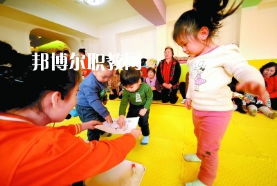 隨著二胎政策的放寬，我國新生兒的數(shù)量明顯增多，這也說明，在未來的很長一段時(shí)間里，幼師都是一個非常受歡迎的行業(yè)，而四川是座發(fā)展迅速，有深厚文化底蘊(yùn)的城市，自然是受到很多同學(xué)喜愛，近日，就會問小編關(guān)于四川讀幼師學(xué)校好不好?那接下來，小編就給大家介紹一下四川幼師學(xué)校，如果你有更多疑問，歡迎點(diǎn)擊右側(cè)的咨詢欄與我們交流。  四川讀幼師的就業(yè)前景 就業(yè)容易，畢業(yè)學(xué)生不愁“嫁”盡管當(dāng)前就業(yè)形勢嚴(yán)峻，各地大學(xué)生就業(yè)難度大，但許多城市的學(xué)前教育專業(yè)畢業(yè)生并未受影響，反而逆勢上漲，待遇也比往年有所提高。近年來，由于幼兒園發(fā)展的需要，很多單位幼兒教師奇缺，連男老師也變得搶手起來。學(xué)前、初教專業(yè)畢業(yè)生不愁“嫁”，甚至有很多幼教機(jī)構(gòu)到學(xué)校預(yù)約、搶簽畢業(yè)生，幼教人才受歡迎程度可見一斑。  四川讀幼師的優(yōu)勢 幼教項(xiàng)目的穩(wěn)定性強(qiáng)，不受市場沖擊，打造終身產(chǎn)業(yè)?，F(xiàn)階段，無論是從國家教育改革發(fā)展的全局出發(fā)，還是從目前有關(guān)民辦學(xué)前教育的法律法規(guī)政策等方面來看，民辦學(xué)前教育發(fā)展?jié)摿Χ际志薮?。其次，成就子女未來。選擇了幼教工作，可以讓我們更懂得如何教育子女，對自己未來孩子接收良好的家庭教育有著十分重要的促進(jìn)作用。女性投身幼教行業(yè)后，長期接受最先進(jìn)的幼教理念和適合中國幼兒的各類課程，繼而在對自己子女的教育觀念和方法上也會更科學(xué)，為孩子今后的發(fā)展奠定更好的基礎(chǔ)。  德陽科貿(mào)職業(yè)學(xué)院幼師升學(xué)班學(xué)前教育專業(yè)介紹 本專業(yè)順應(yīng)國家“幼有所育”學(xué)前教育決策和學(xué)前教育專業(yè)人才極度短缺的社會需求而設(shè)，是一個綜合性較強(qiáng)的專業(yè)，涵蓋0-6歲兒童的教育，作為人生起點(diǎn)教育的學(xué)前教育專業(yè)對人的一生的發(fā)展和教育起著重要的奠基作用。本專業(yè)緊密對接各級各類幼兒園和早期教育機(jī)構(gòu)等實(shí)施合作辦學(xué)、合作育人，強(qiáng)化“四能”特長(彈唱、舞蹈、美術(shù)、游戲)、“五會”素養(yǎng)(保育、保健、教育、溝通、管理)，致力于培養(yǎng)新時(shí)代“有愛心、有耐心、有恒心、有責(zé)任心”的學(xué)前教育人才。  培養(yǎng)目標(biāo)：本專業(yè)培養(yǎng)以立德樹人為己任，具有良好的職業(yè)道德、專業(yè)素養(yǎng)、協(xié)作精神、溝通能力和創(chuàng)新意識，擁有先進(jìn)的幼兒教育理念，具有較扎實(shí)的學(xué)前教育的專業(yè)知識與專業(yè)技能，具備較強(qiáng)的幼兒保教能力，從事幼兒園教育教學(xué)、保育保健工作的高素質(zhì)應(yīng)用型人才。  核心課程：學(xué)前教育學(xué)、學(xué)前兒童心理學(xué)、幼兒游戲理論與實(shí)踐、幼兒行為觀察、幼兒園五大領(lǐng)域教育、學(xué)前衛(wèi)生學(xué)、聲樂、鋼琴、舞蹈、美術(shù)、幼兒歌曲彈唱、幼兒舞蹈創(chuàng)編、幼兒園班級管理、幼兒手工、家庭教育等。  職業(yè)前景：習(xí)近平總書記在“黨的十九大”上指出：“增進(jìn)民生福祉是發(fā)展的根本目的。必須多謀民生之利、多解民生之憂，在發(fā)展中補(bǔ)齊民生短板、促進(jìn)社會公平正義，在幼有所育、學(xué)有所教上不斷取得新進(jìn)展。”  2019年教育部《2018年全國教育事業(yè)發(fā)展統(tǒng)計(jì)公報(bào)》顯示，2018年全國共有幼兒園26.67萬所，比上年增加1.17萬所，增長4.60%; 在園幼兒4656.42萬人，比上年增加56.28萬人;學(xué)前教育毛入園率達(dá)到81.7%，比上年提高2.1%，且0-6歲兒童超過1億，幼兒園專任教師258.14萬人。按照國家對學(xué)前教育師幼比(1:5)的規(guī)定，幼兒園專任教師的缺口高達(dá)673萬多。學(xué)前教育專業(yè)人才就業(yè)前景非常廣闊。  就業(yè)崗位：幼兒園教師、幼兒保育員、幼兒保健教師、早期教育教師。  獲取資格證書：幼兒園教師資格證、普通話水平證書(二甲及以上)  專業(yè)實(shí)訓(xùn)室：幼兒保育實(shí)訓(xùn)室、幼兒衛(wèi)生保健實(shí)訓(xùn)室、仿真幼兒園、幼兒手工制作實(shí)訓(xùn)室、幼兒美術(shù)實(shí)訓(xùn)室、聲樂實(shí)訓(xùn)室、形體舞蹈實(shí)訓(xùn)室、鋼琴實(shí)訓(xùn)室、游戲與感統(tǒng)實(shí)訓(xùn)室、繪本實(shí)訓(xùn)室、蒙臺梭利教育實(shí)訓(xùn)室、奧爾夫音樂實(shí)訓(xùn)室等。  專業(yè)實(shí)踐基地：廣漢市第三幼兒園、廣漢市雒城鎮(zhèn)第四幼兒園、廣漢市西外中心幼兒園、德陽市旌南幼兒園、德陽市黃河?xùn)|路幼兒園、四川師范大學(xué)實(shí)驗(yàn)幼兒園、四川師范大學(xué)附屬啟夏幼兒園、成都市武侯區(qū)福錦幼兒園、崇州市虹橋歡樂谷幼兒園、岳池知恩行幼兒園、西充縣青葵幼兒園等。  上面關(guān)于四川讀幼師學(xué)校好不好?小編介紹了，小編覺得不管是讀什么學(xué)校都是要從多方面來考慮的，要看行業(yè)的發(fā)展前景怎么樣，還要看這個專業(yè)到底適不適合自己，就好像幼師學(xué)校，一定要學(xué)好小孩子才可以去讀，因?yàn)檫@個專業(yè)將來出來不管做什么工作，都是要和小朋友待在一起的。如有更多問題，歡迎咨詢邦博爾網(wǎng)。
