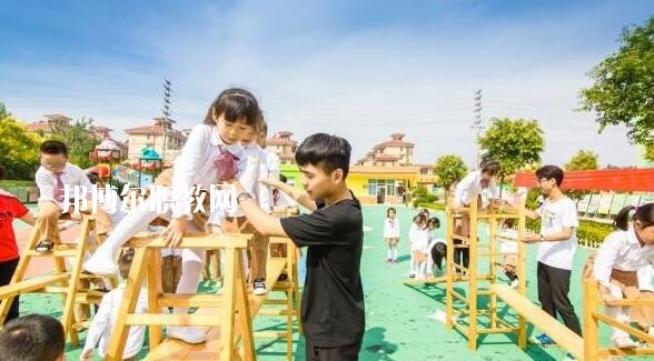 湖北2020年男生讀幼師學校學什么專業(yè)好