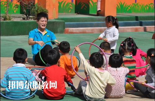 貴州2020年男生讀什么幼師學校好